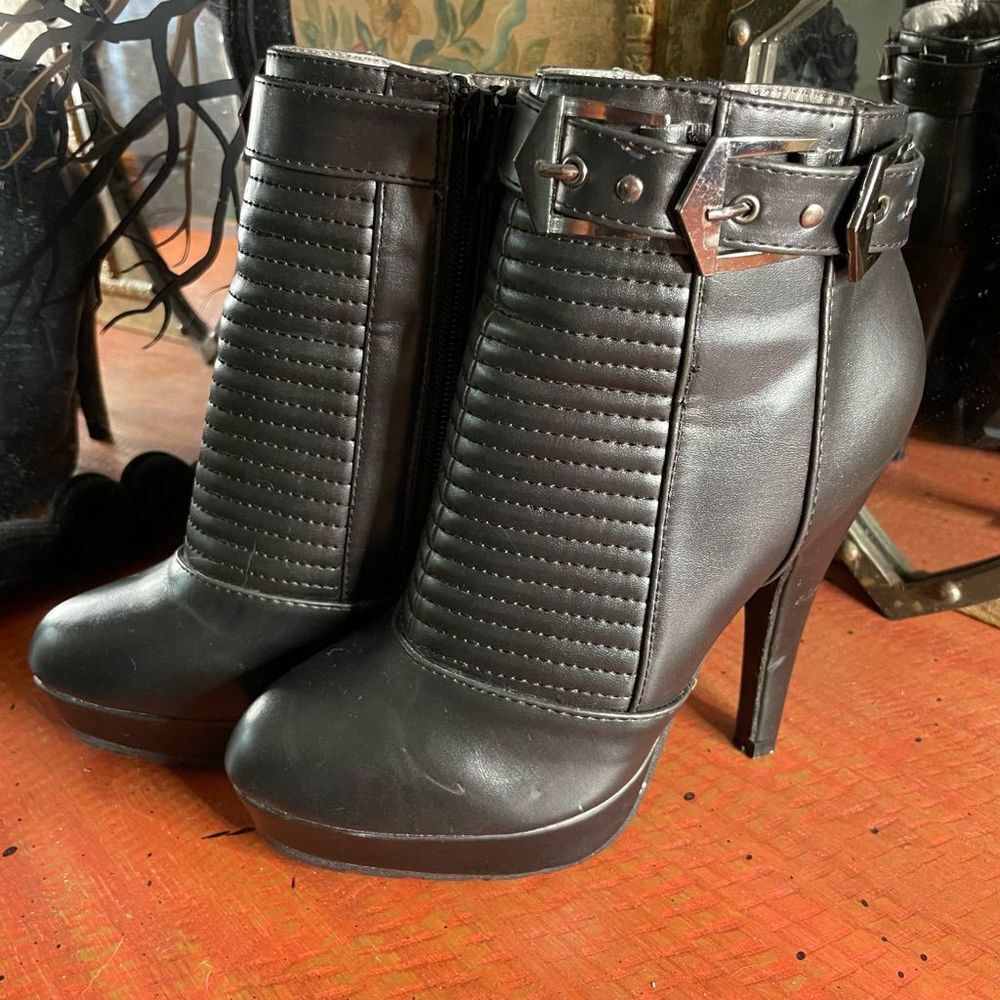 Office London heeled booties leather dual ankle buckles
37 eu 6.5 us